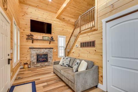 Covered Porch & Fire Pit: Cabin in Richland House in Ozark Mountains