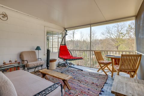 Unwind Fireside & Walk to Dtwn! Tyron Retreat Cottage in Tryon