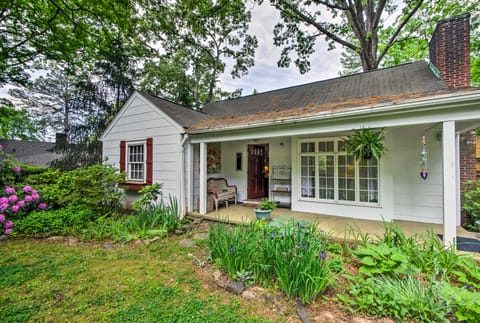 Unwind Fireside & Walk to Dtwn! Tyron Retreat Cottage in Tryon