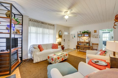 Unwind Fireside & Walk to Dtwn! Tyron Retreat Cottage in Tryon