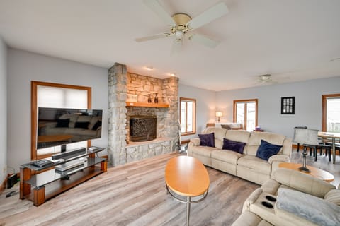 Hot Tub & Dock: Waterfront Lake Hamilton Home House in Hamilton