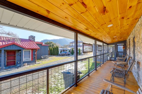 2 Blocks to Appalachian Trail! Couple's Retreat House in Hot Springs