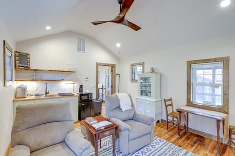 2 Blocks to Appalachian Trail! Couple's Retreat House in Hot Springs