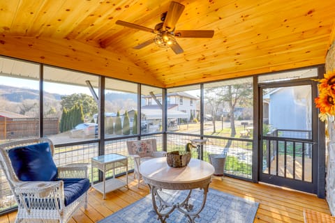 2 Blocks to Appalachian Trail! Couple's Retreat House in Hot Springs