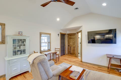 2 Blocks to Appalachian Trail! Couple's Retreat House in Hot Springs