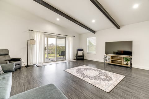 Private Hot Tub & Golf Course Views: Lakeway Gem Apartment in Lakeway