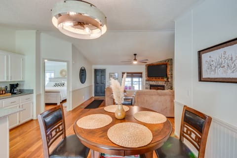 Deck, Grill & Dock Access: Lake Keowee Retreat! House in Lake Keowee