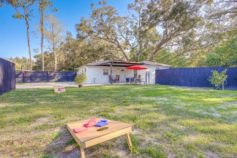 12 Mi to Dtwn Tampa: Vibrant Home w/ Outdoor Space House in Lutz