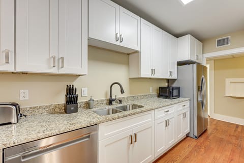 1 Mi to San Antonio Zoo: Olmos Park Apt! Apartment in San Antonio