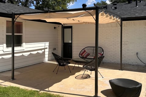 14 Mi to Dallas: Irving Escape w/ Patio & Fire Pit House in Irving