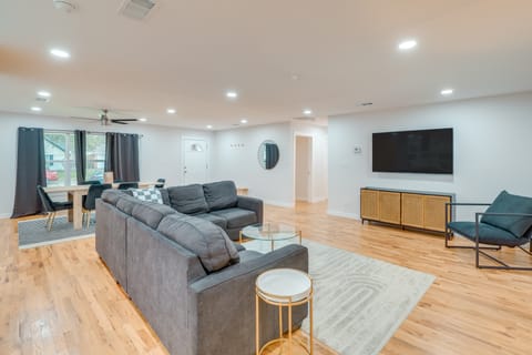 14 Mi to Dallas: Irving Escape w/ Patio & Fire Pit House in Irving