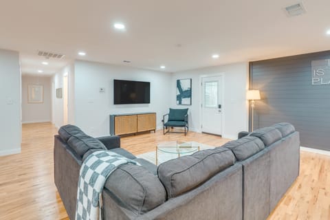 14 Mi to Dallas: Irving Escape w/ Patio & Fire Pit House in Irving