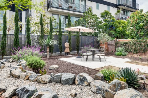 Home 1 Mi to DTLA: Room to Work & Relax! House in Echo Park