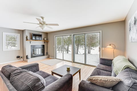 Fish & Hike: Riverfront Cabin in Paris House in Michigan