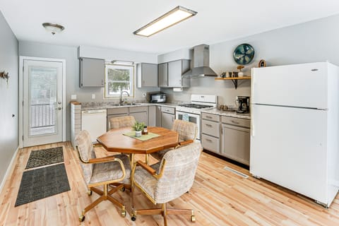 Fish & Hike: Riverfront Cabin in Paris House in Michigan