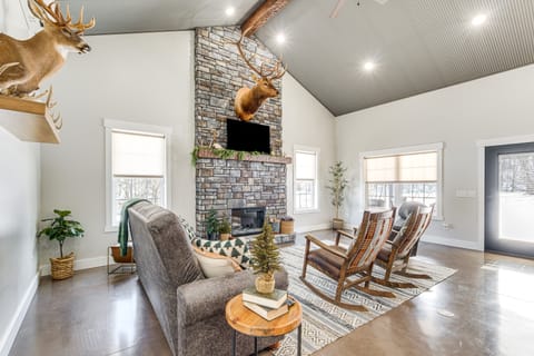 Family Retreat w/ Fire Pit & Yard in Mineral City House in Ohio