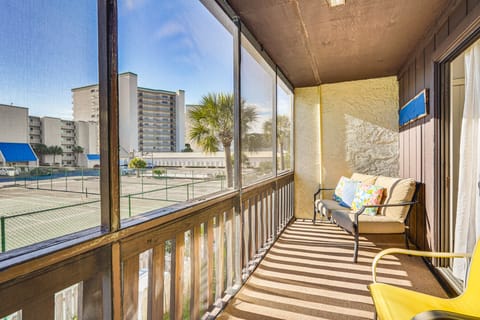 Walk to Beach: PCB Gem w/ Community Pool Access! Apartment in Lower Grand Lagoon
