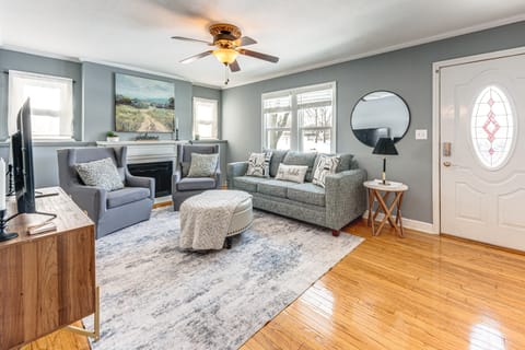 3 Mi to Hospitals: Inviting Rockford Home w/ Yard! House in Rockford