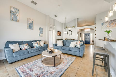 8 Mi to Disney Parks: Poolside Paradise! House in Kissimmee