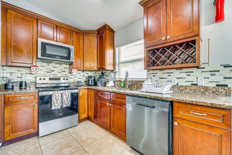 8 Mi to Disney Parks: Poolside Paradise! House in Kissimmee