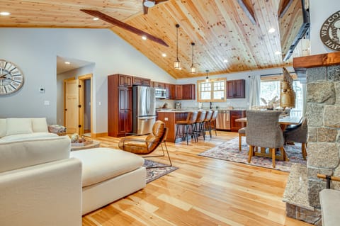 6 Mi to Lake Winnipesaukee: New Hampshire Home House in Gilford