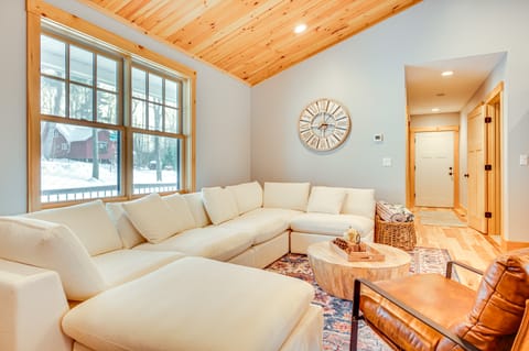 6 Mi to Lake Winnipesaukee: New Hampshire Home House in Gilford