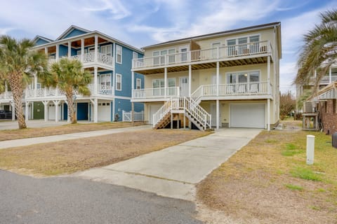 Walk to Shore: Multi-Deck Townhome in Kure Beach! Apartment in Kure Beach