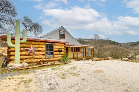 Fire Pit, Views: Peaceful Texas Hill Country Cabin House in Rio Grande