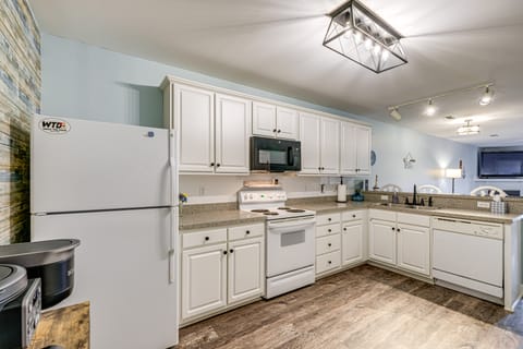 'Better Lake Than Never' Huddleston Condo Apartment in Smith Mountain Lake