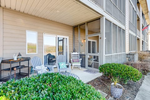 'Better Lake Than Never' Huddleston Condo Apartment in Smith Mountain Lake