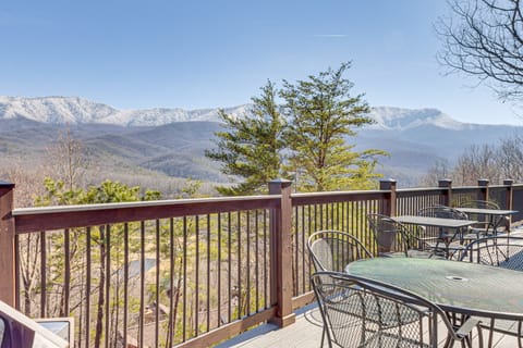 Spacious Mtn-View Home w/ EV Charger in Gatlinburg House in Pittman Center