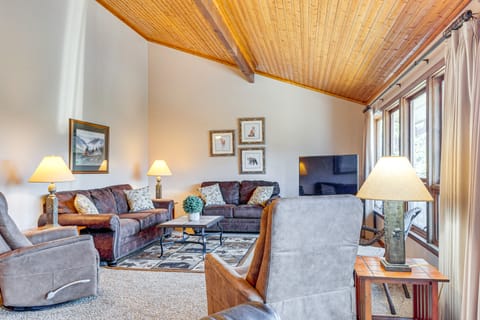 Spacious Mtn-View Home w/ EV Charger in Gatlinburg House in Pittman Center