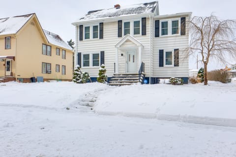11 Mi to Dtwn Cleveland: Family Home w/ Yard House in Cleveland Heights