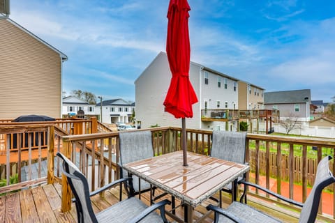 1 Mi to Ocean: Modern Carolina Beach Townhome Apartment in Carolina Beach