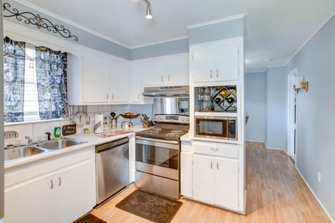 2 Mi to Downtown Columbia: Home w/ Theater Room! House in West Columbia