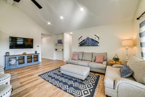 Lake View + Deck: Group Getaway in Grand Rivers! House in Grand Rivers