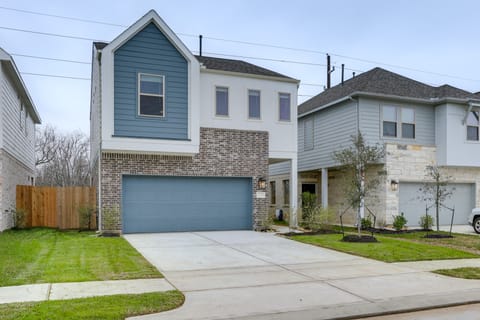 9 Mi to Oil Ranch: Family-Friendly Home w/ Yard House in Cypress