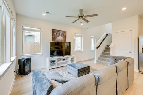 9 Mi to Oil Ranch: Family-Friendly Home w/ Yard House in Cypress