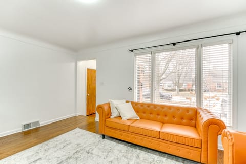 13 Mi to Downtown Detroit: Bright Home House in Dearborn Heights