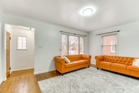 13 Mi to Downtown Detroit: Bright Home House in Dearborn Heights