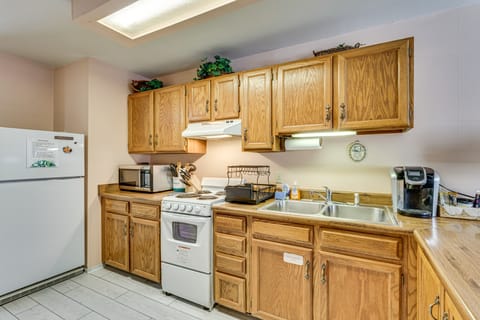 < Half-Mi to Red River Ski Area: Townhome w/ Patio Apartment in Red River