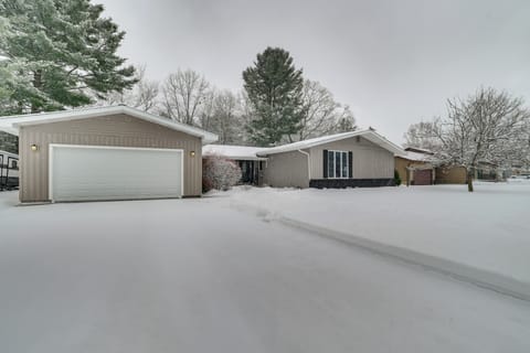 3 Mi to Dtwn Alpena: Family Home w/ Yard! House in Alpena