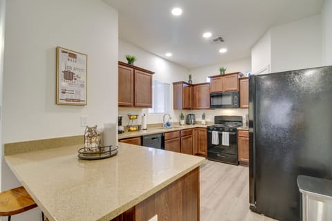 3 Mi to Downtown: WFH-Friendly ABQ Townhome! Apartment in Albuquerque