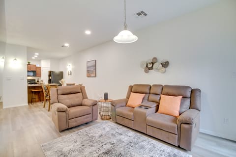 3 Mi to Downtown: WFH-Friendly ABQ Townhome! Apartment in Albuquerque