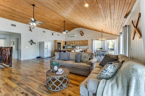 Tranquil Gantt Lake Home w/ Deck & Patio! House in Alabama