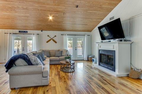 Tranquil Gantt Lake Home w/ Deck & Patio! House in Alabama