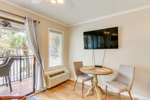 Walk to Coligny Beach Park: Condo w/ Pool Access! Apartment in South Forest Beach