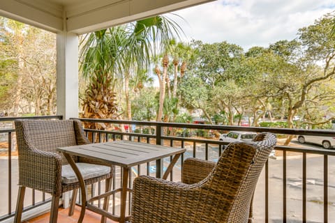 Walk to Coligny Beach Park: Condo w/ Pool Access! Apartment in South Forest Beach