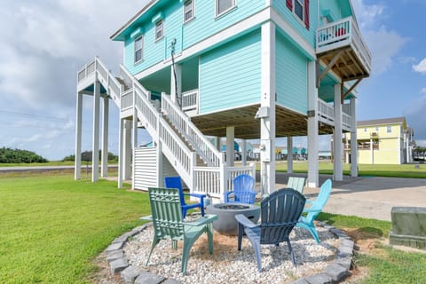 Walk to Beach: Home w/ Hot Tub & Deck in Gilchrist House in Bolivar Peninsula