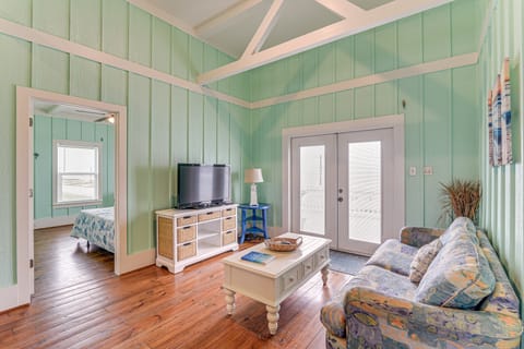 Walk to Beach: Home w/ Hot Tub & Deck in Gilchrist House in Bolivar Peninsula